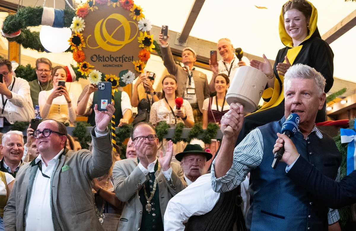O'zapft is: OB Reiter eröffnet mit zwei Schlägen das Oktoberfest