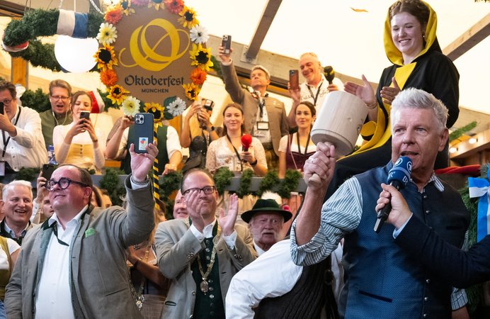 16.09.2023, Bayern, München: Auftakt zum Oktoberfest. Dieter Reiter (SPD), Oberbürgermeister von München beim traditionellen Fassanstich. Die 188. Wiesn findet dieses Jahr vom 16.09.- 03.10.2023 statt. Foto: Sven Hoppe/dpa +++ dpa-Bildfunk +++