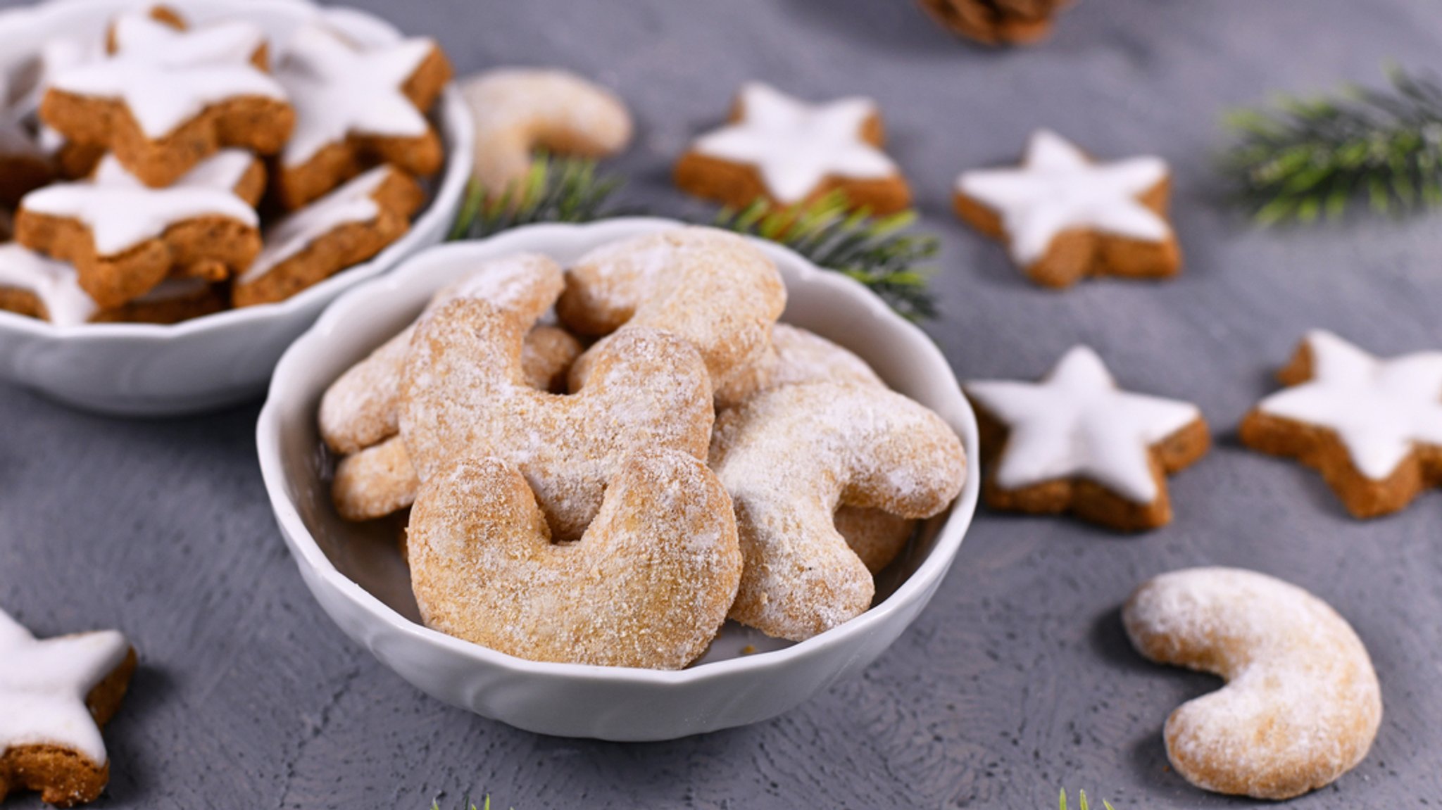 Vanillekipferl und Zimtsterne | Bild: stock.adobe.com/Firn Vanillekipferl und Zimtsterne