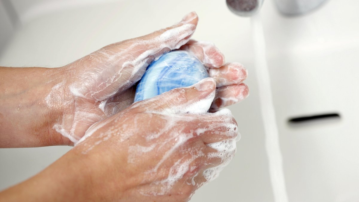 Welttag des Händewaschens: Hände werden mit Seife und Wasser gewaschen