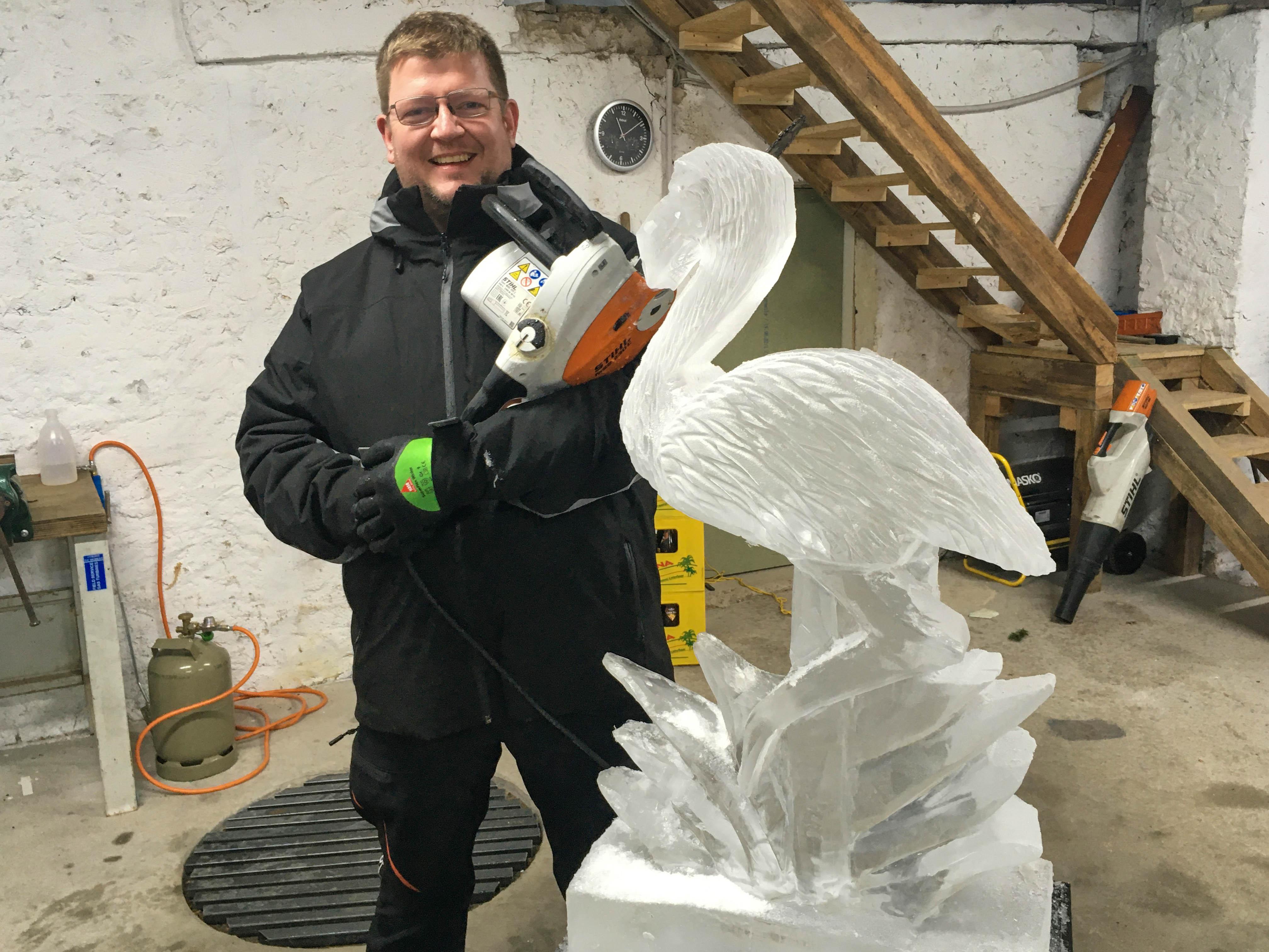 Stefan Steinbrich mit einer Eisskulptur