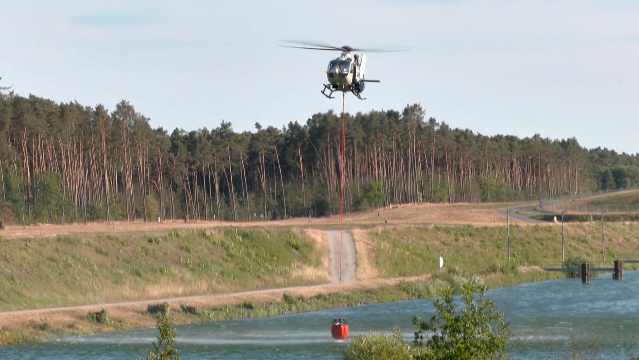 Löschhubschrauber im Einsatz | Bild: News5 Löschhubschrauber im Einsatz