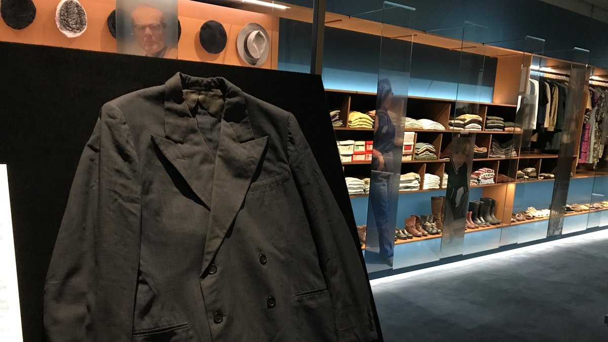 Blick in die Ausstellung mit vielen Kleidungsstücken und Schuhen aus der Nachkriegszeit