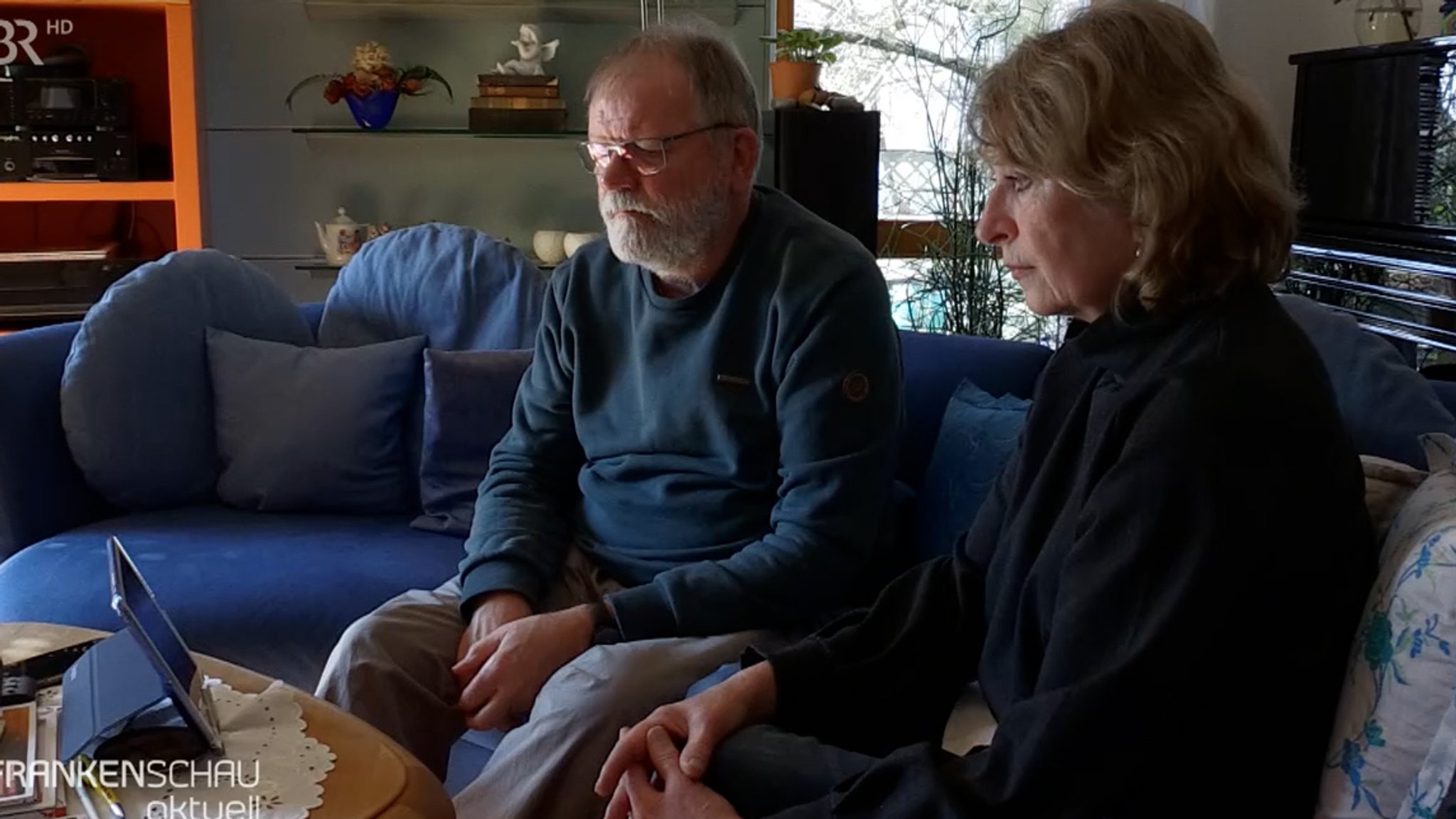 Babs und Edo Günther verfolgen die Nachrichten auf ihrer Couch