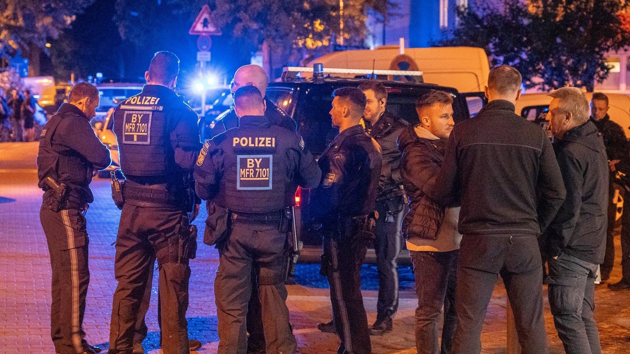 Nach dem Zweitliga-Fußballspiel des 1. FC Nürnberg gegen den 1. FC Köln in Nürnberg war es im Mai 2025 zu einer großen Schlägerei gekommen. Die Polizei nahm dutzende Ultras fest. (Archivbild)