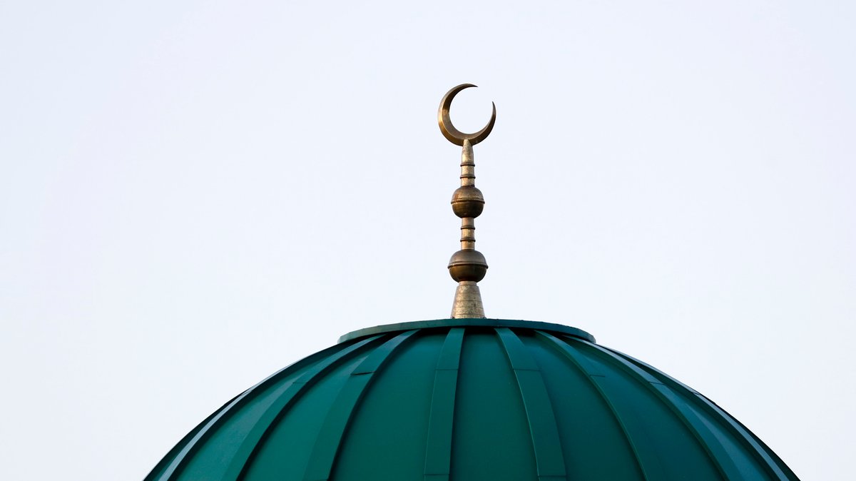 Ein Halbmond krönt das Dach einer Moschee (Symbolbild).