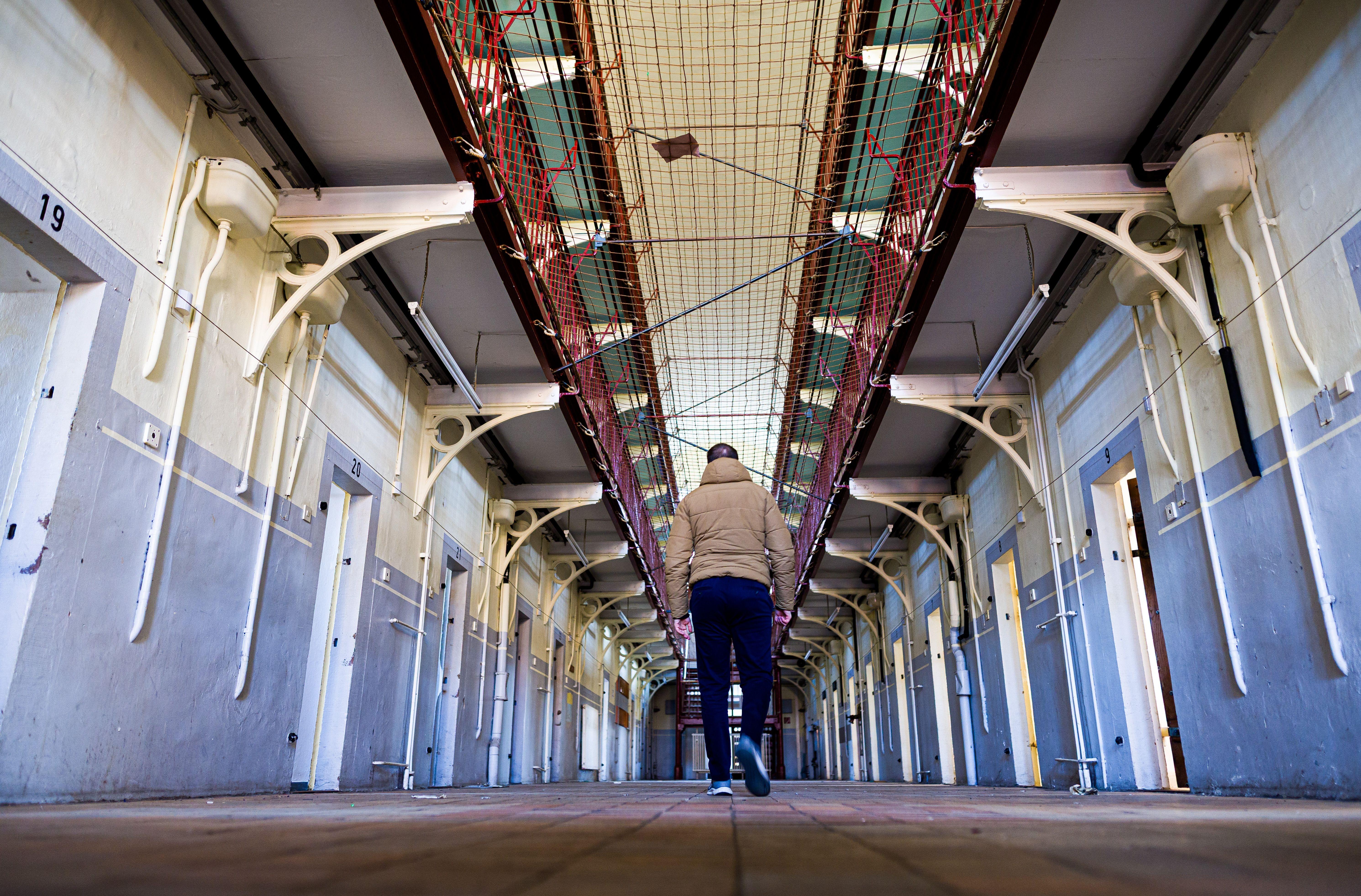 Ein Gang in einer Justizvollzugsanstalt