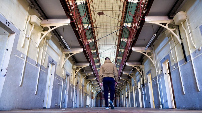 Ein Gang in einer Justizvollzugsanstalt | Bild: Picture Alliance Ein Gang in einer Justizvollzugsanstalt