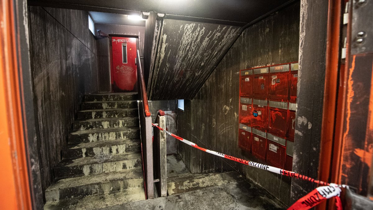 Das Treppenhaus eines Studentenwohnheims im Münchner Stadtteil Freimann ist nach einem Feuer stark verrußt. 