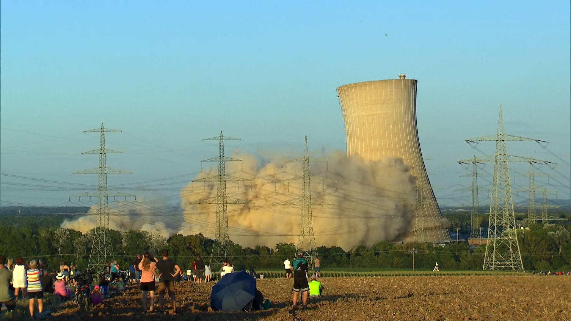 Der erste Kühlturm des AKW Grafenrheinfeld ist gesprengt