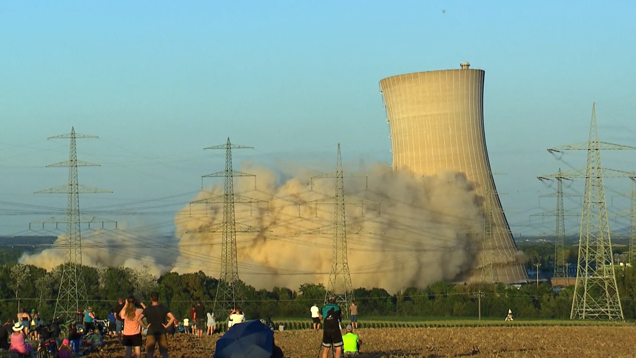 Der erste Kühlturm des AKW Grafenrheinfeld ist gesprengt