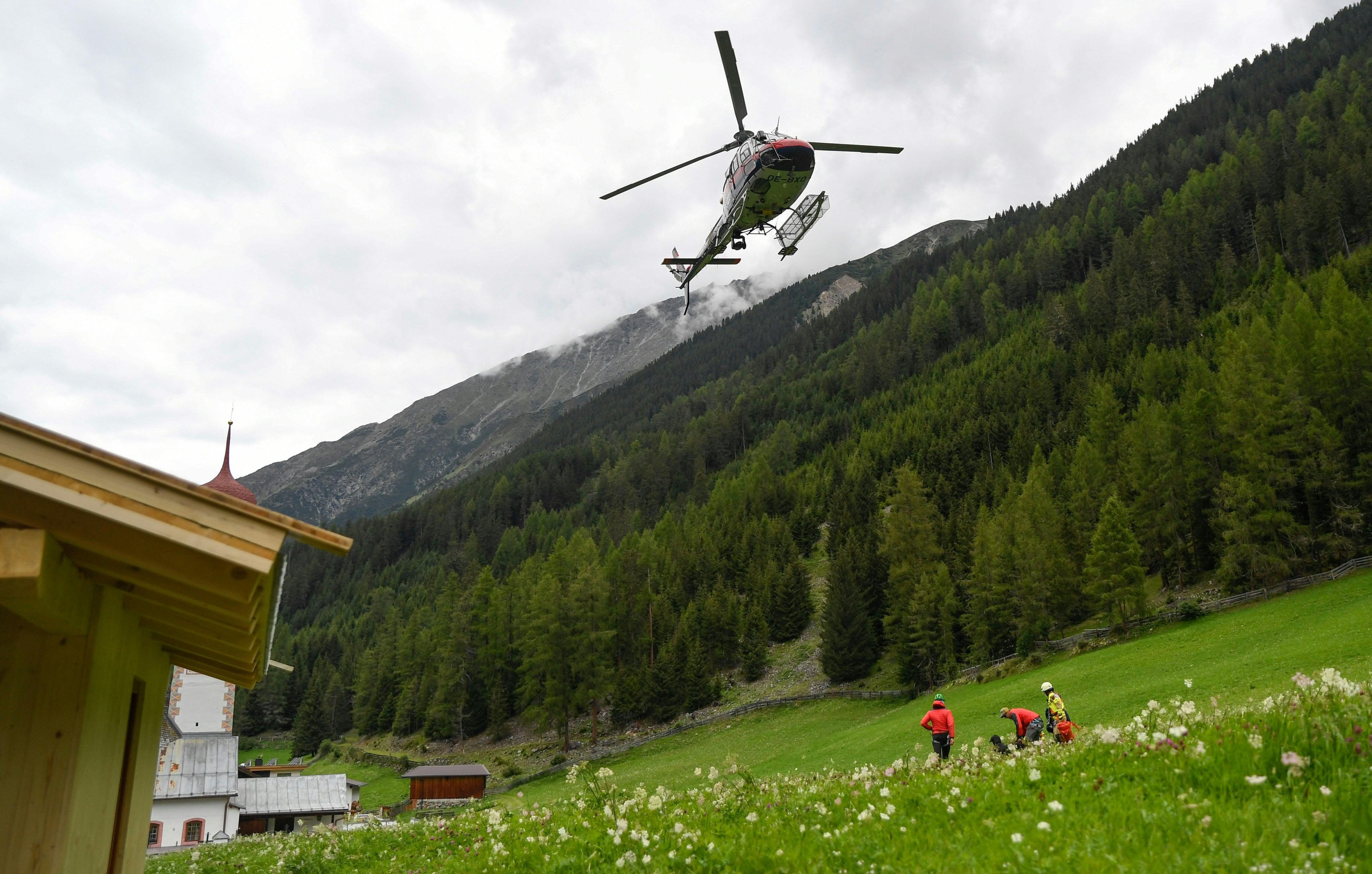 Ein Rettungshubschrauber vor einer Bergkulisse. 