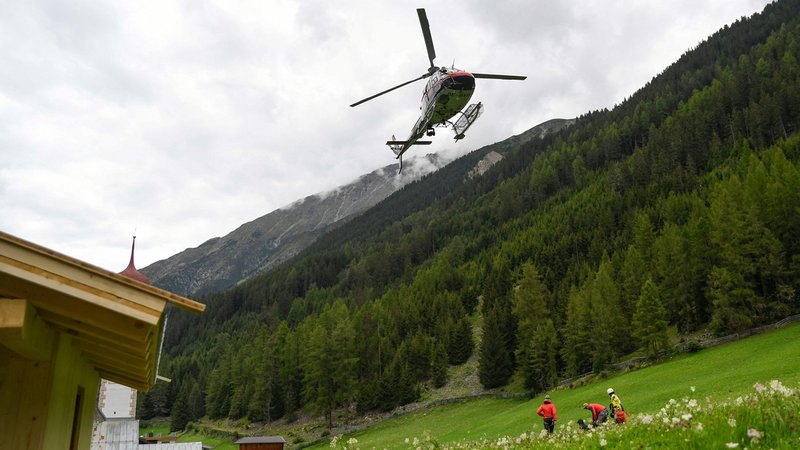 Ein Rettungshubschrauber vor einer Bergkulisse. | Bild: picture alliance / ZEITUNGSFOTO.AT / APA / picturedesk.com Ein Rettungshubschrauber vor einer Bergkulisse.