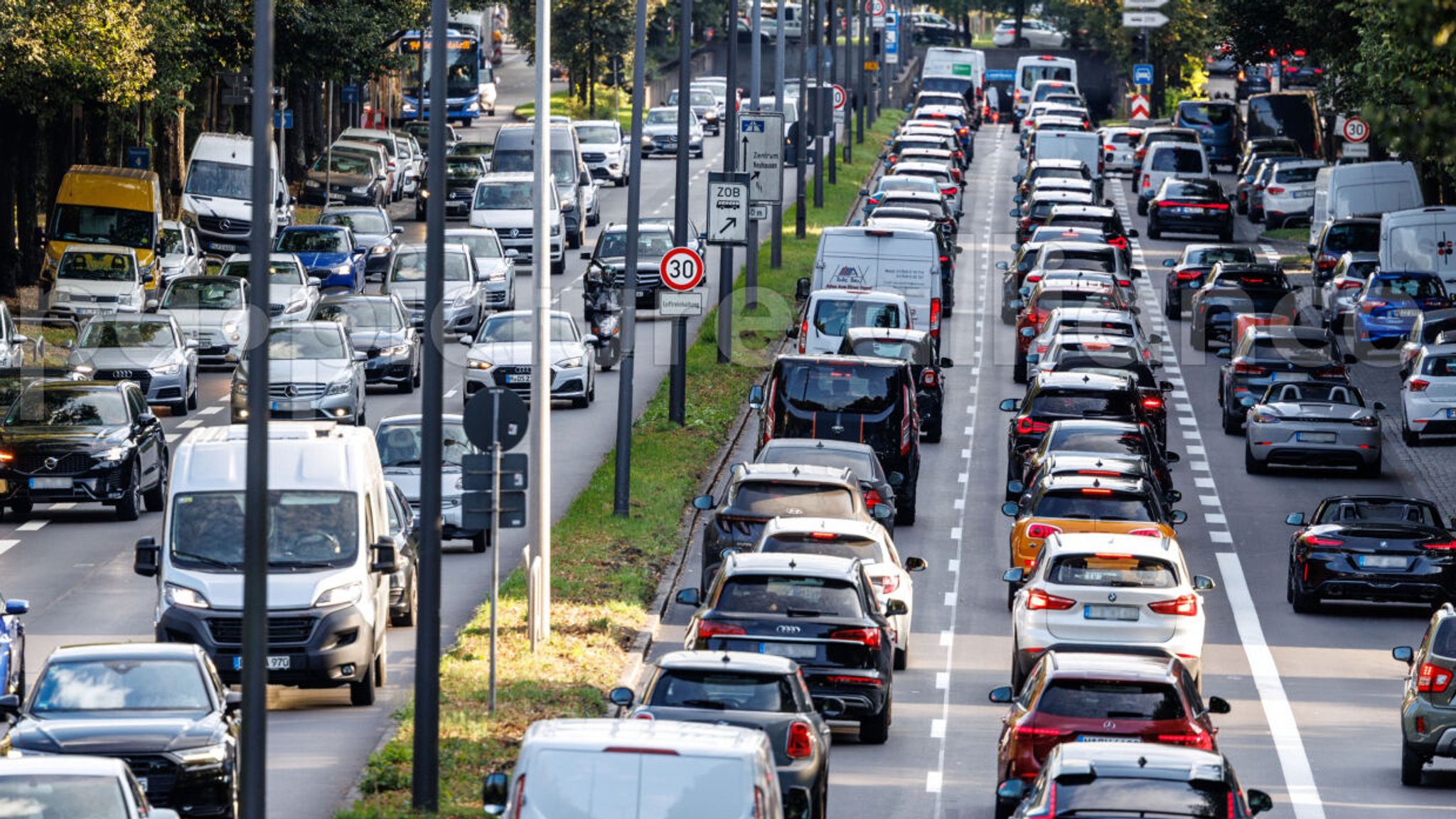 Stau am Mittleren Ring in München, die Fahrzeuge rollen auf allen vier Fahrspuren Stoßstange an Stoßstange 