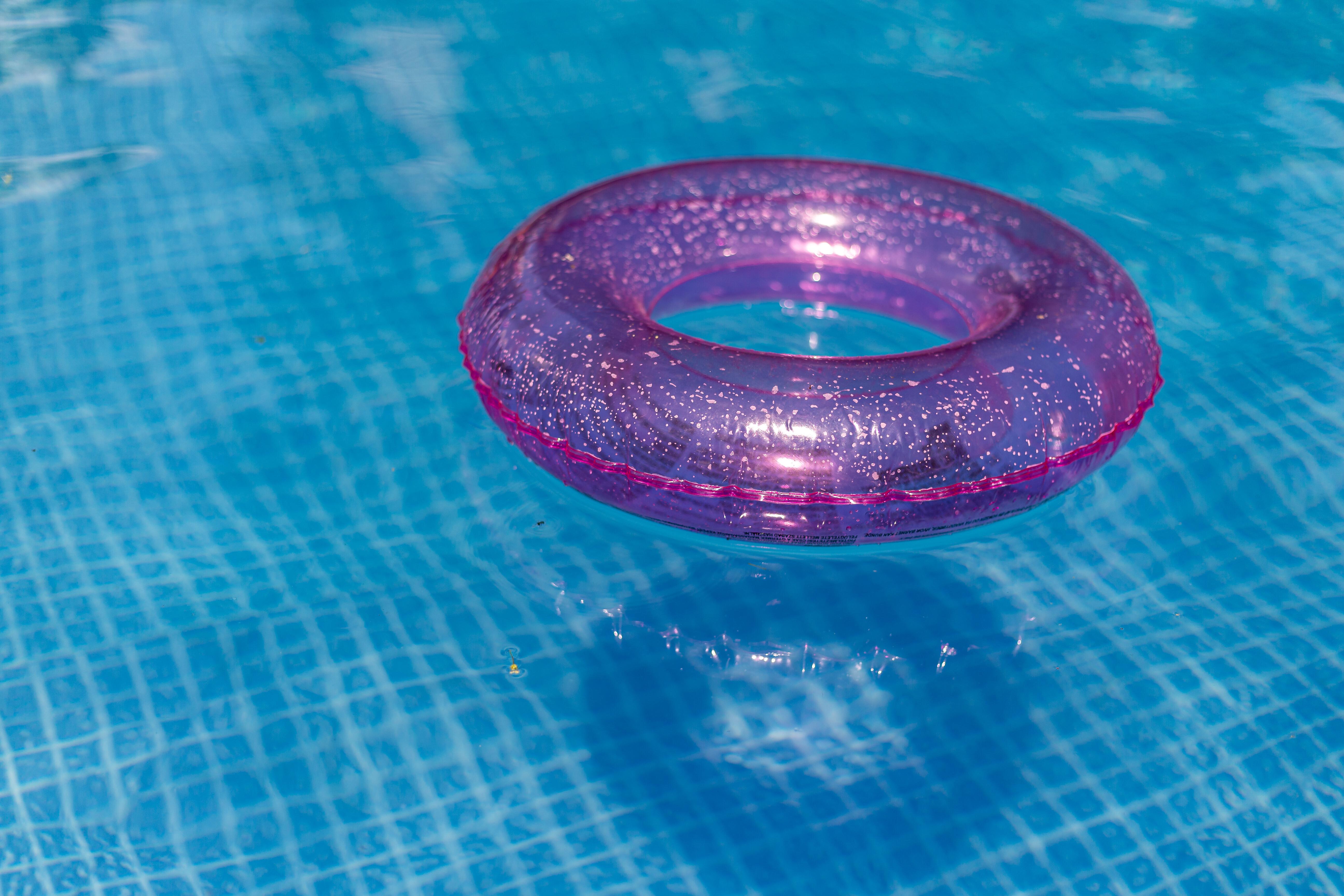 Symbolbild: Ein Schwimmreifen schwimmt in einem Pool