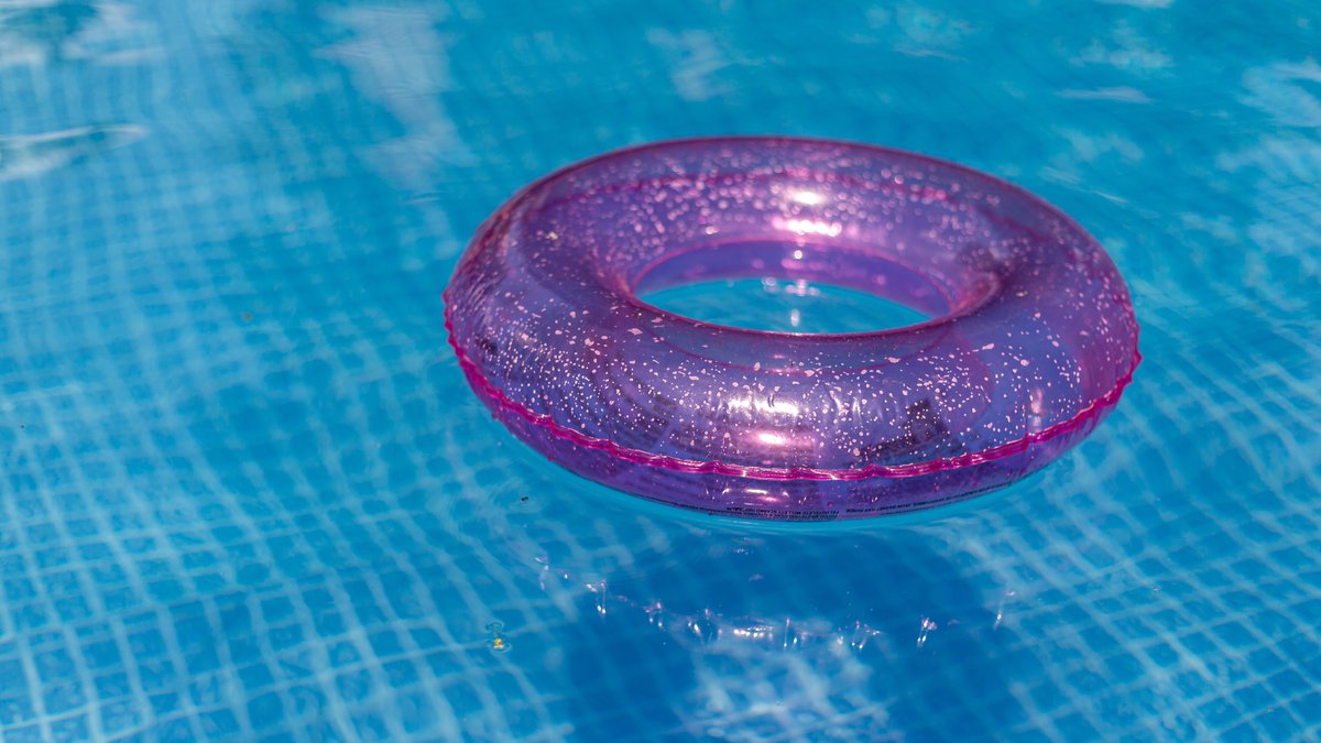 Dreijähriges Kind fällt in Swimmingpool und ertrinkt