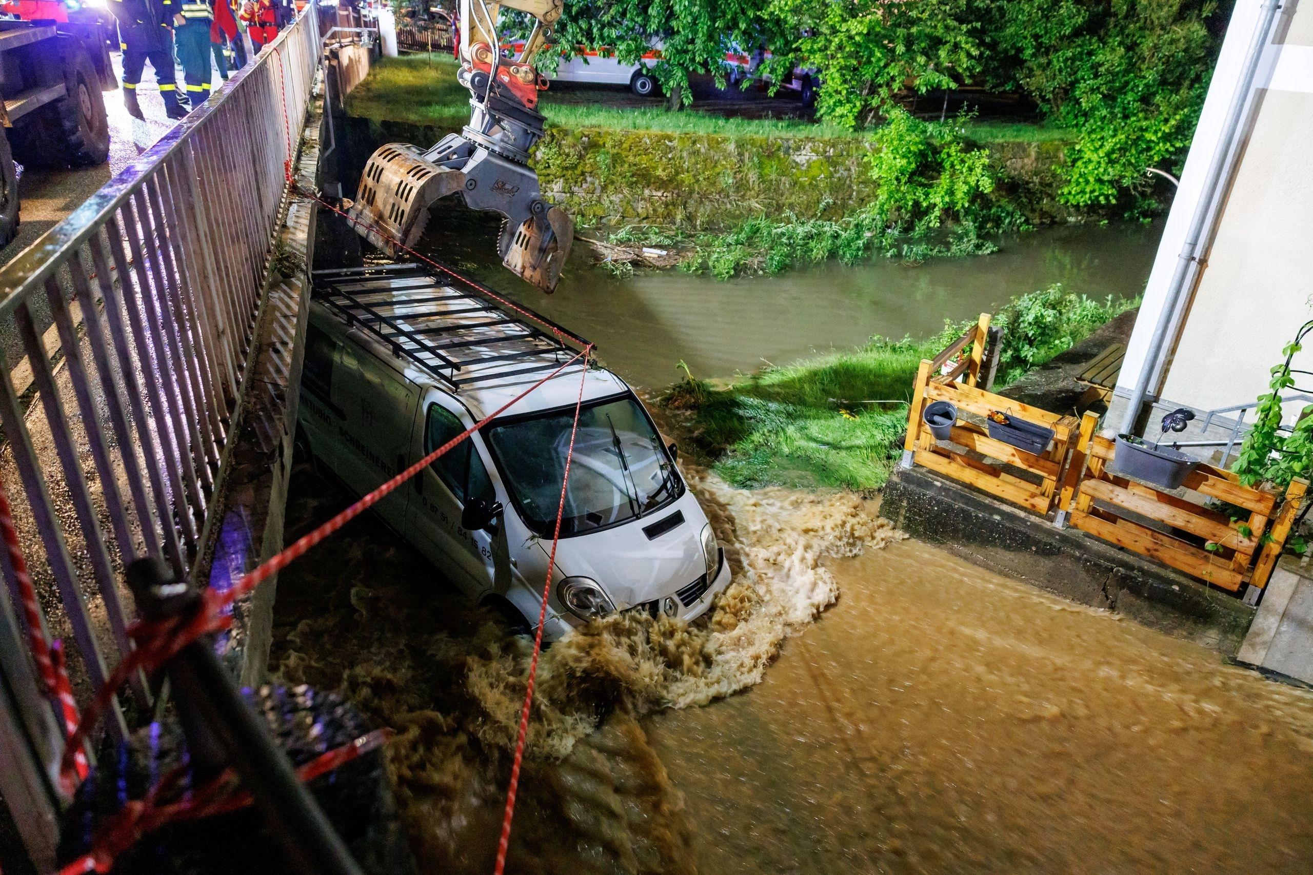 Unwetter in Bayern: Überschwemmungen und mitgerissene Autos