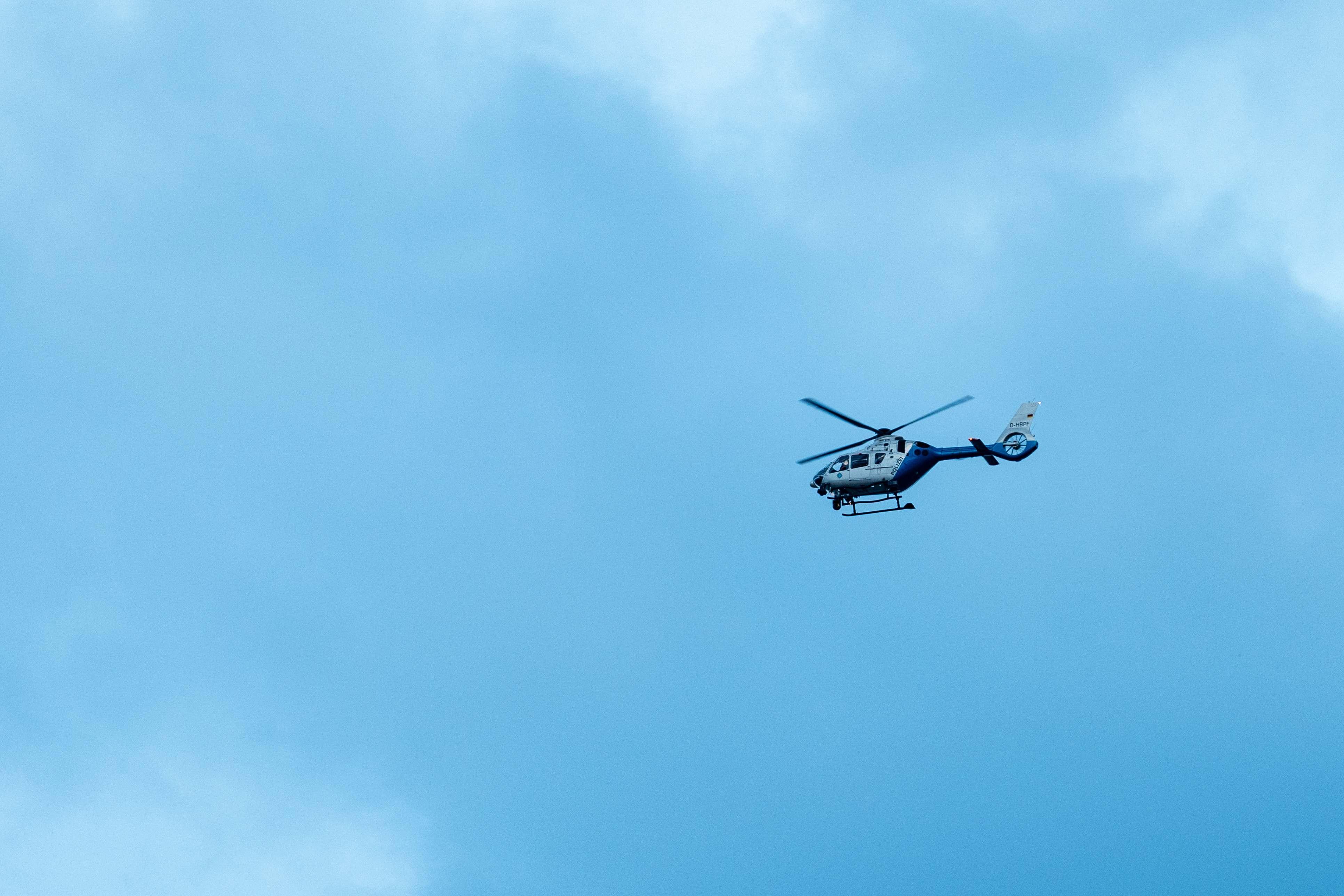 Ein Polizeihubschrauber überfliegt das Oktoberfest 2025 (Symbolbild).