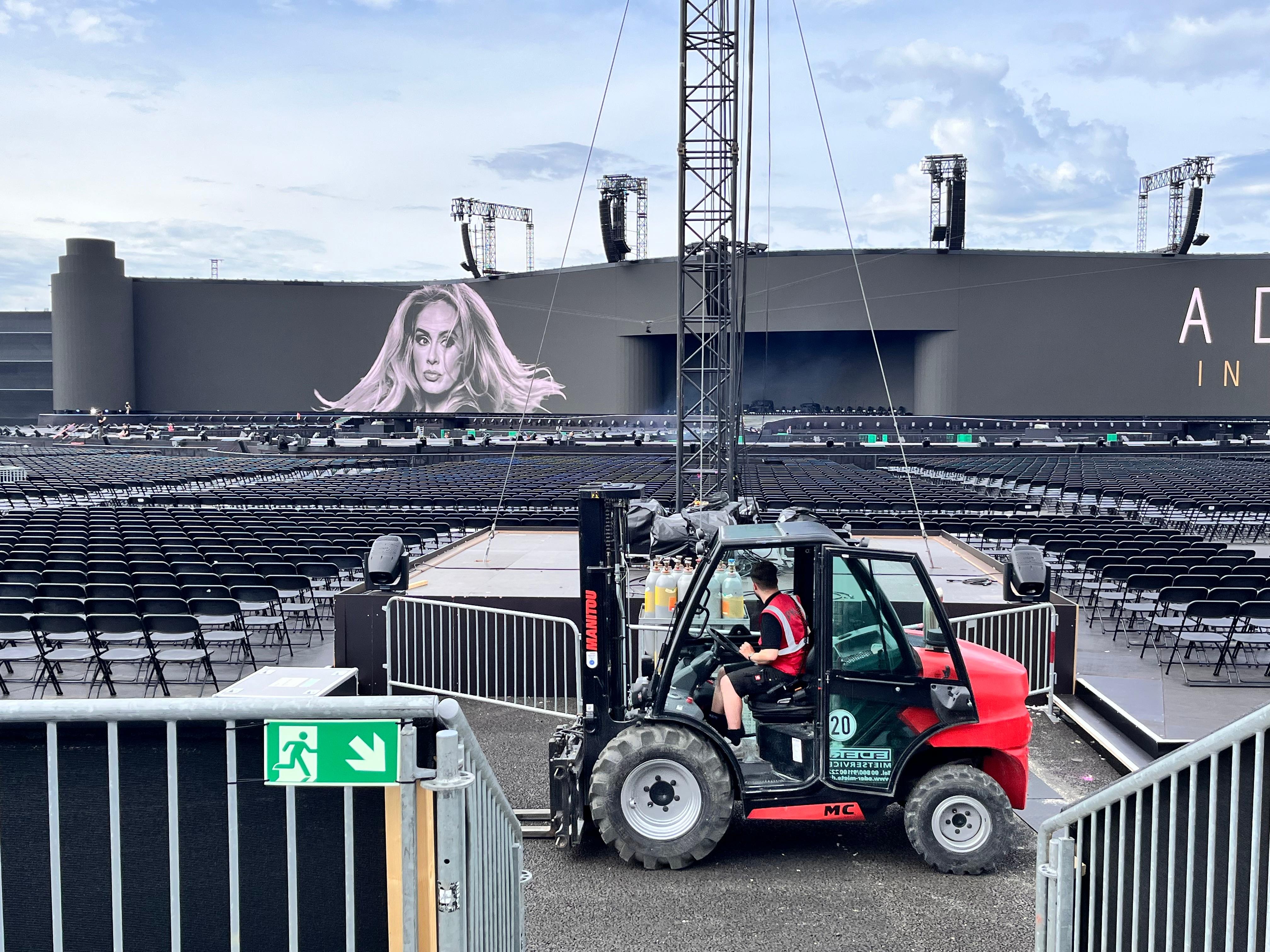 Letzte Aufbauarbeiten vor dem Konzertauftakt