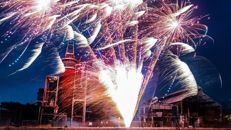 2022/23 war Feuerwerk wieder erlaubt. Doch welchen Effekt hatte das Böllerverbot in den beiden Jahren zuvor auf die Krankenhäuser? (Symbolbild)