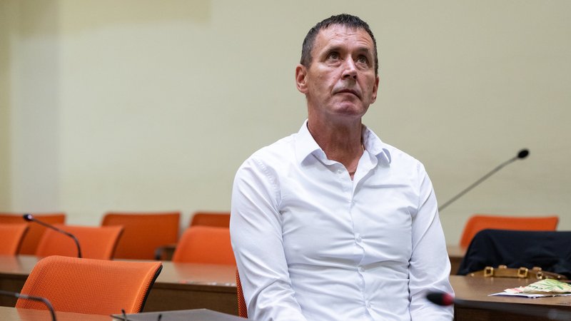 Manfred Genditzki sitzt vor Prozessbeginn im Wiederaufnahmeverfahren um den sogenannten Badewannen-Mordfall im Gerichtssaal. | Bild: dpa-Bildfunk/Sven Hoppe Manfred Genditzki sitzt vor Prozessbeginn im Wiederaufnahmeverfahren um den sogenannten Badewannen-Mordfall im Gerichtssaal.