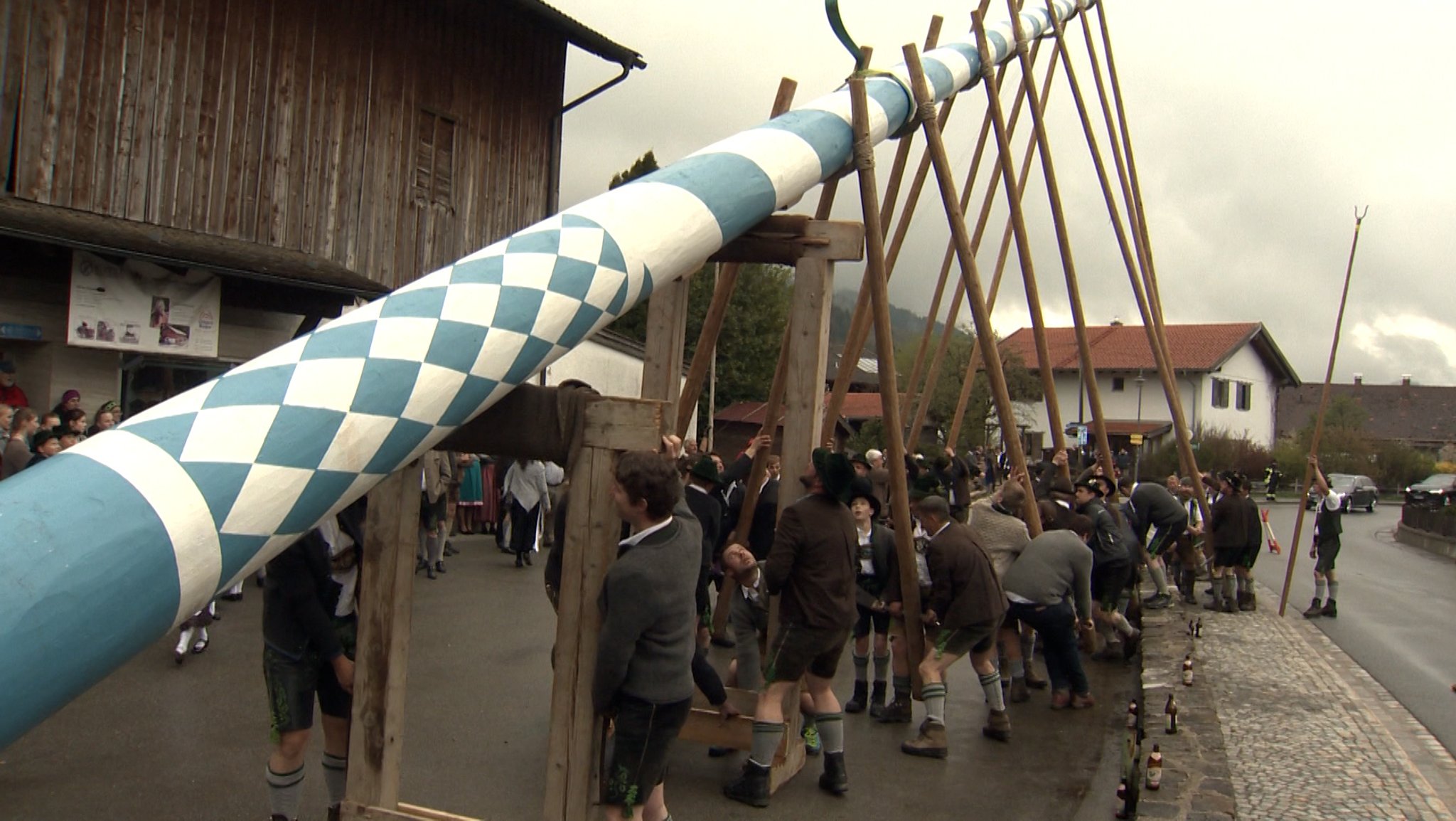 Traditionelles Maibaumaufstellen