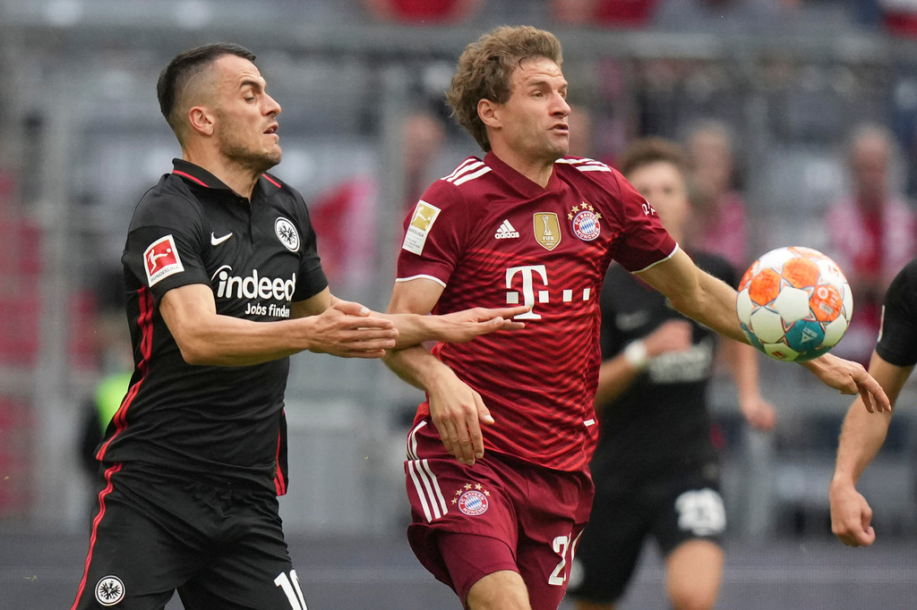 Filip Kostic (Eintracht Frankfurt) Und Thomas Müller (FC Bayern)
