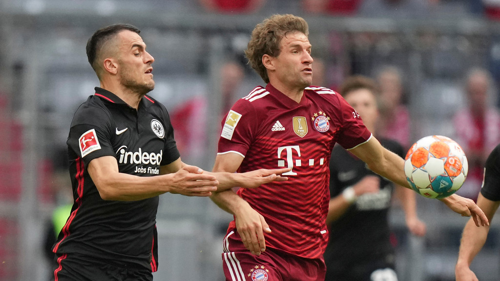 Filip Kostic (Eintracht Frankfurt) Und Thomas Müller (FC Bayern)