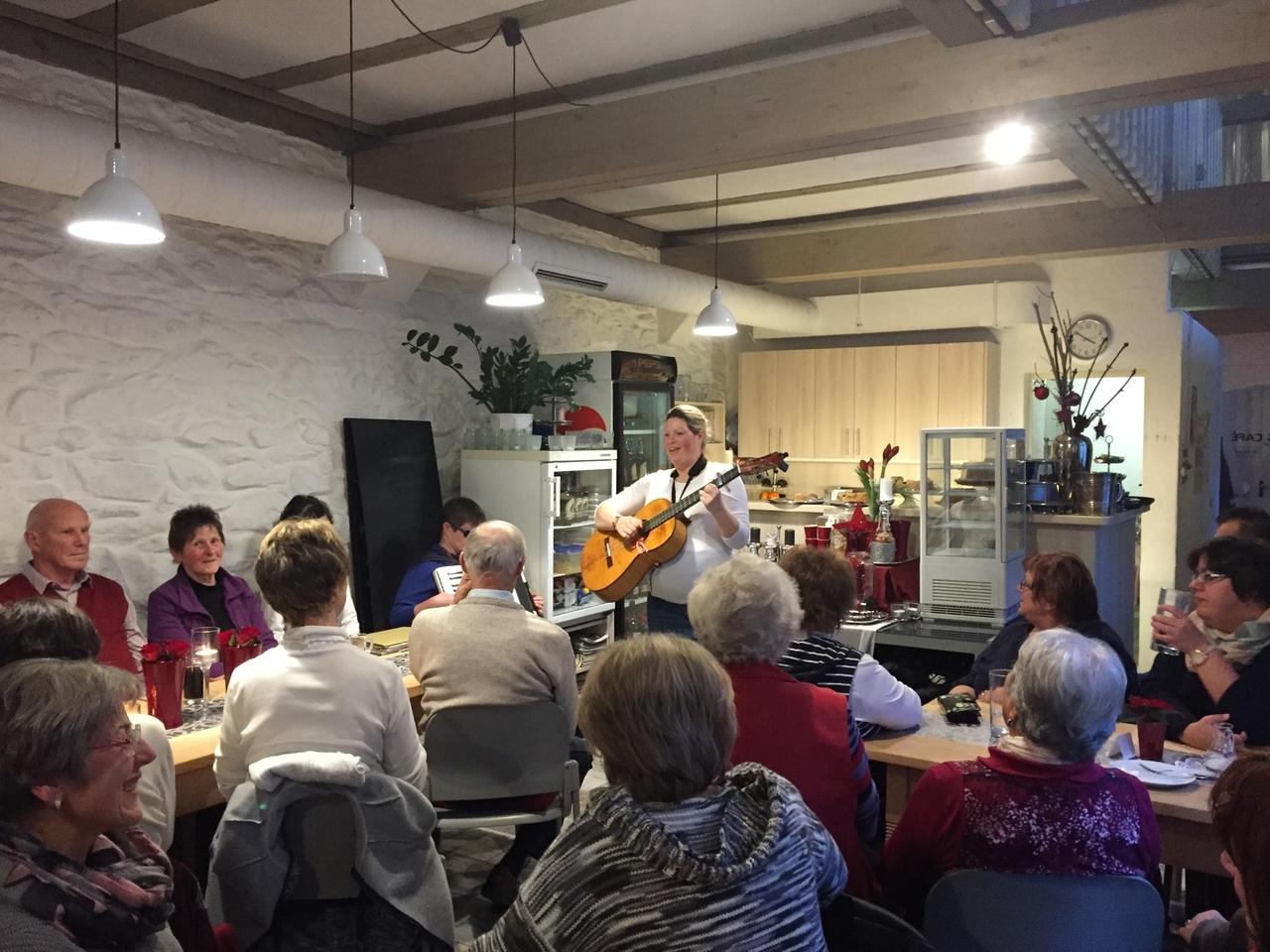 Fränkische Weihnachtslieder beim Singcafé in Wunsiedel BR24