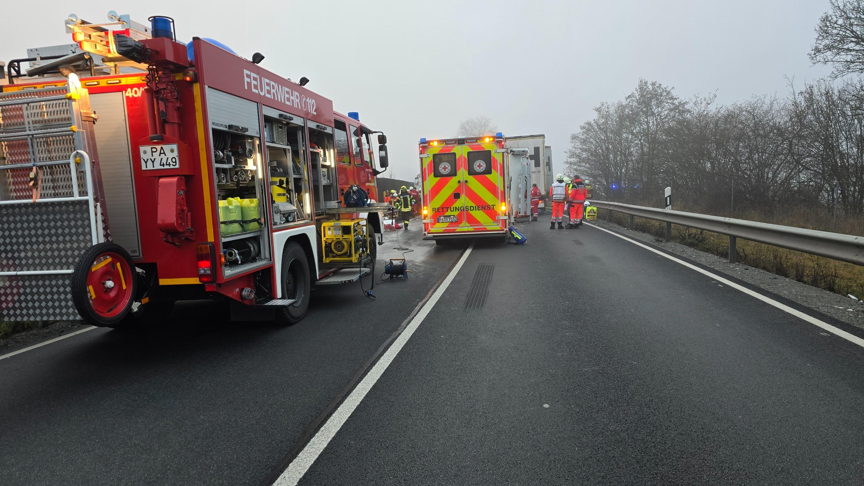 Feuerwehr und Rettungsdienst auf einer Straße