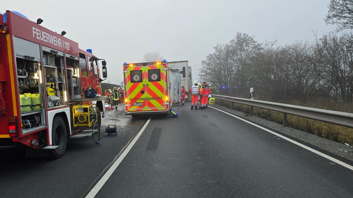 Auto kollidiert mit Lastwagen - ein Todesopfer auf B12