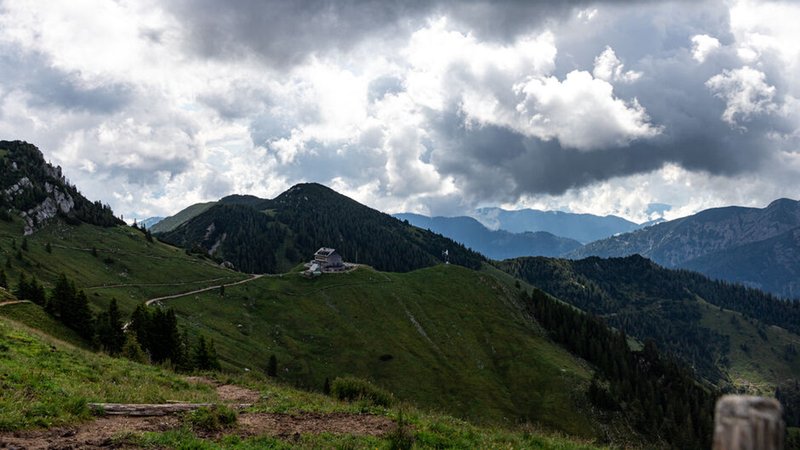 Archivbild: Dunkle Wolken über dem Rotwandhaus oberhalb des Spitzingsees. | Bild: BR / Sylvia Bentele Archivbild: Dunkle Wolken über dem Rotwandhaus oberhalb des Spitzingsees.