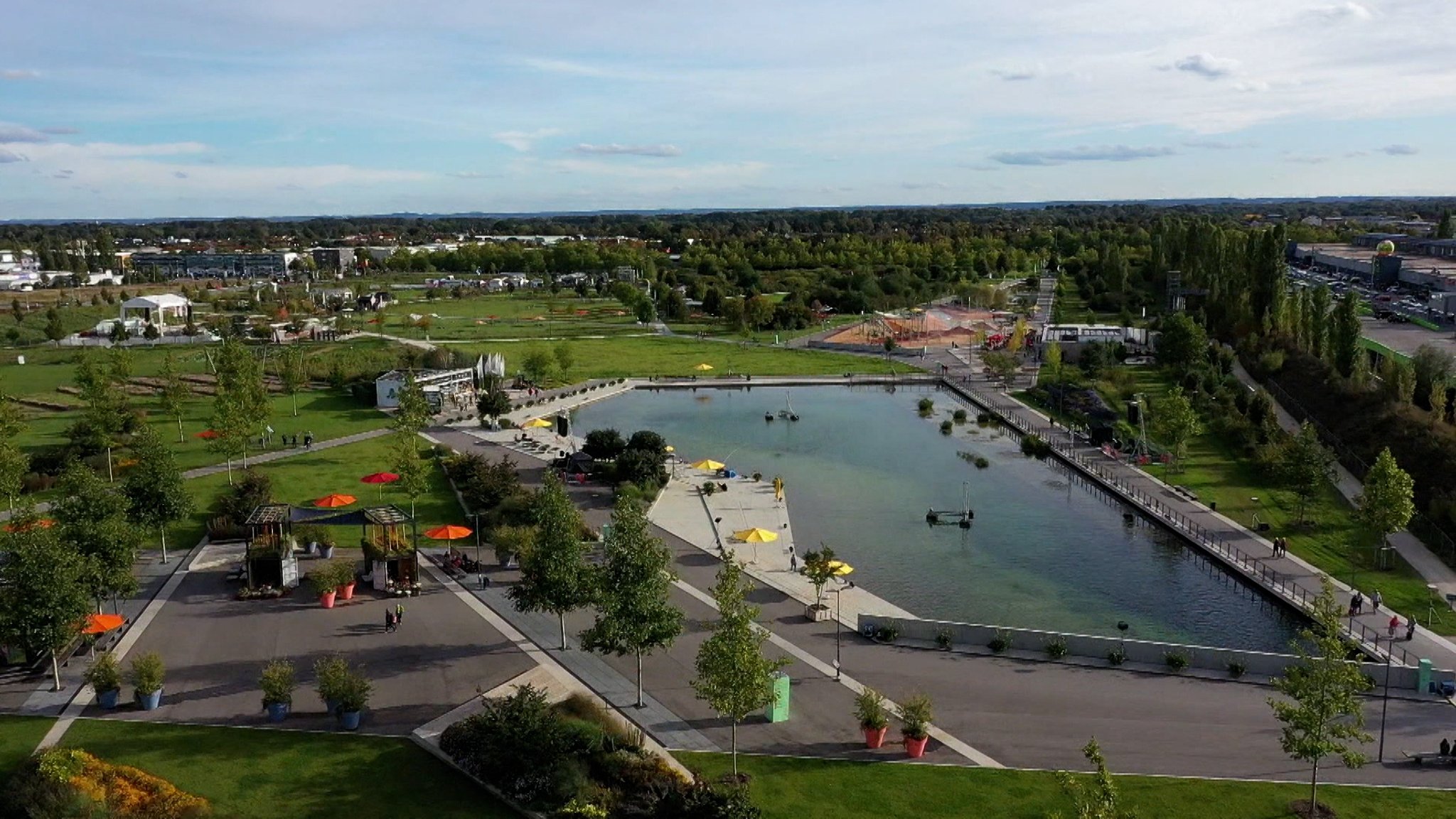 Ingolstadt hat zur Landesgartenschau 2021 den Piussee angelegt - zunächst als Landschaftssee, in dem die Menschen dann auch planschten. Das ist jetzt wohl nicht mehr erwünscht... | Bild: Bayerischer Rundfunk 2025 Ingolstadt hat zur Landesgartenschau 2021 den Piussee angelegt - zunächst als Landschaftssee, in dem die Menschen dann auch planschten. Das ist jetzt wohl nicht mehr erwünscht...