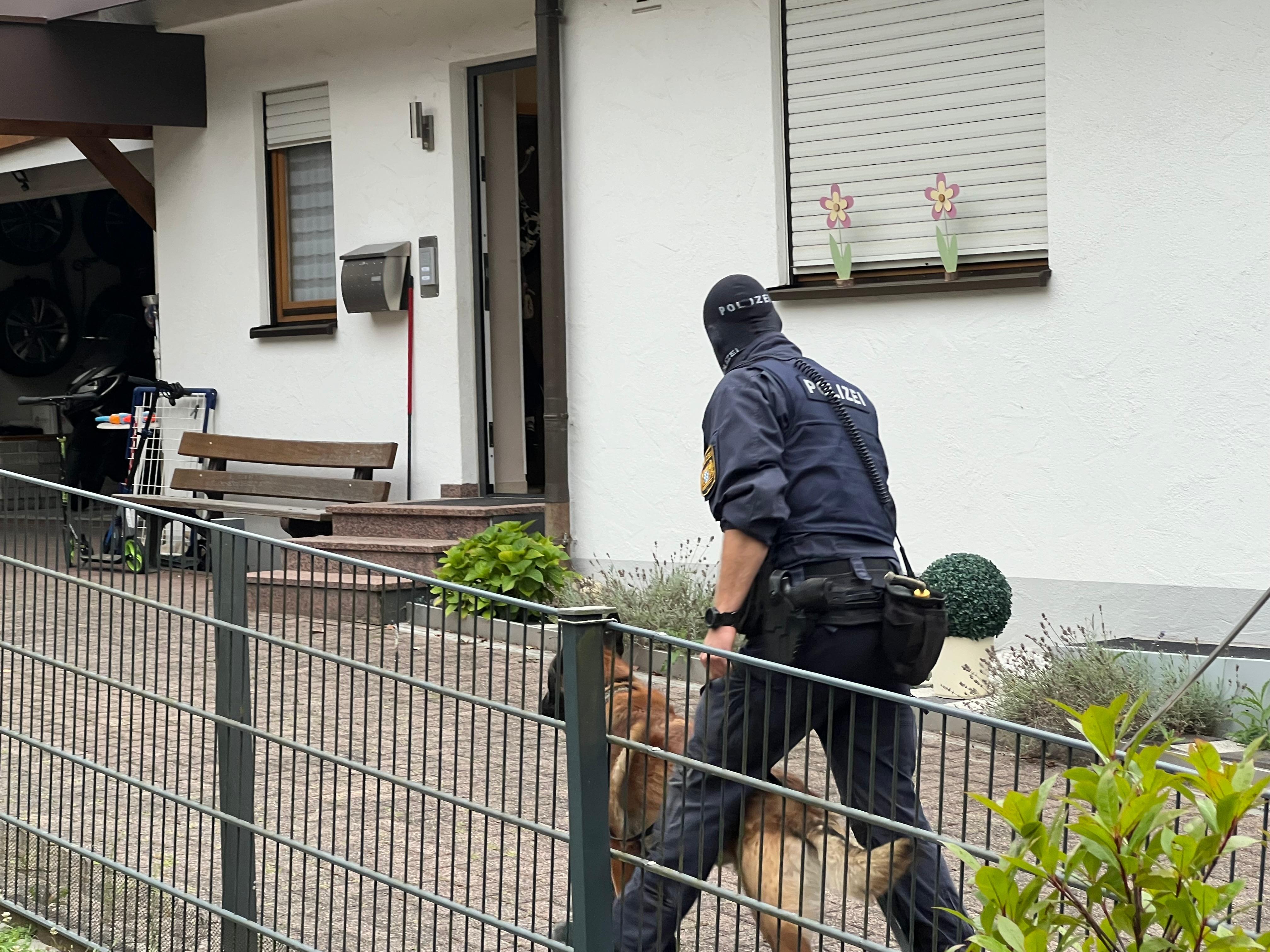 Kein Normaler Banküberfall: Bande Betrügt Sparkasse Um Millionen | BR24