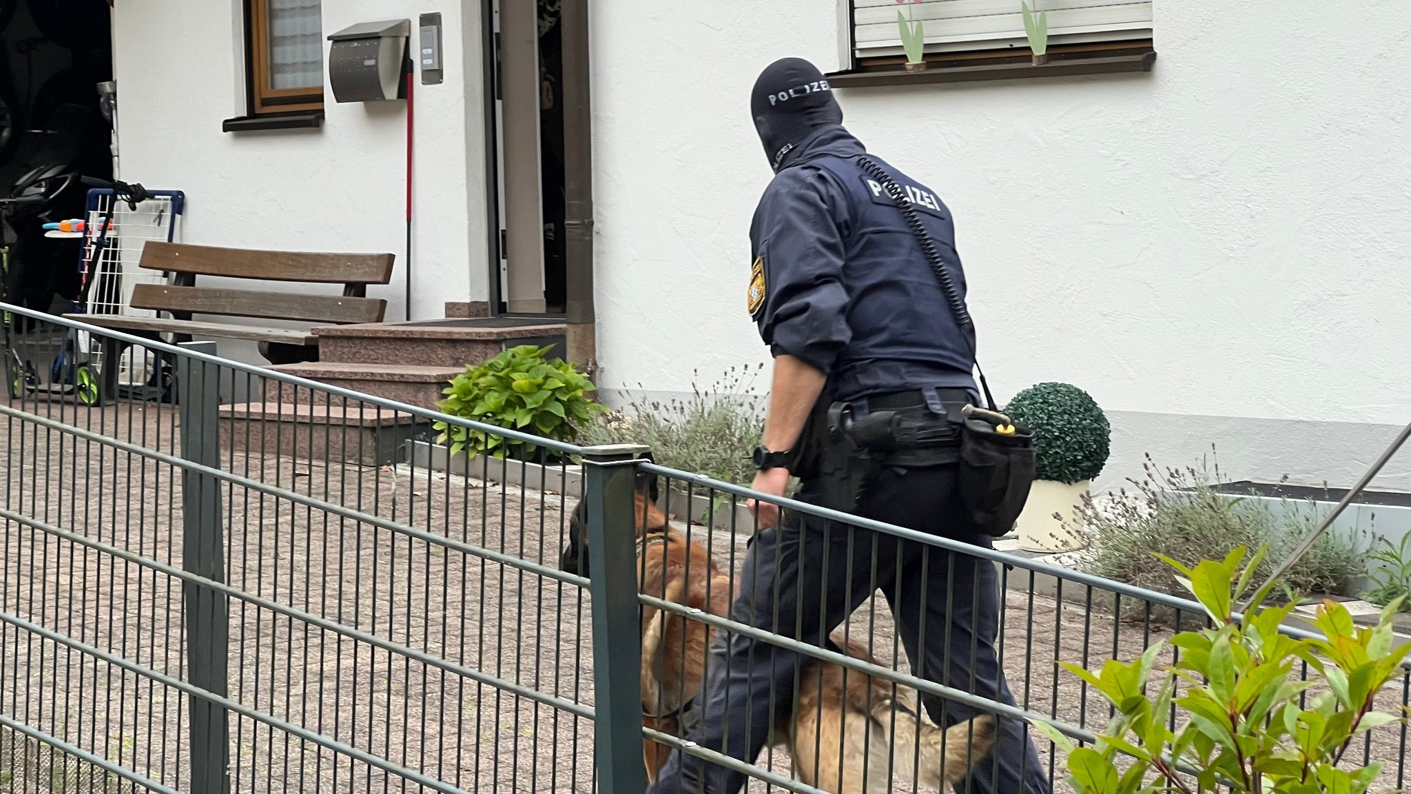 Erneute Razzia bei Rockern: Spezialkräfte stürmen Wohnung von "Bandidos"-Mitglied in Marktheidenfeld. 