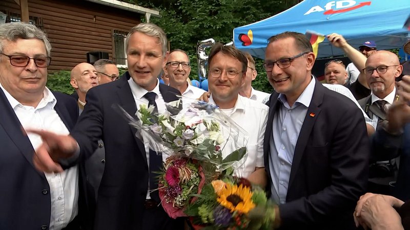 Zehn Jahre nach ihrer Gründung hat die rechtspopulistische AfD erstmals in Deutschland ein kommunales Spitzenamt erobert. Im Kreis Sonneberg in Thüringen gewann ihr Bewerber Robert Sesselmann am Sonntag die Landratswahl. 