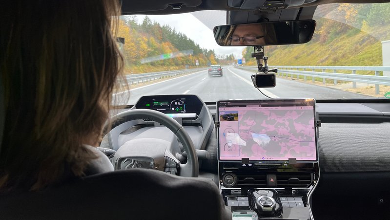 Entwickler Andreas Wendt hat neben seinem Lenkrad ein Tablet, das den Ladevorgang auf der Induktiven Strecke - auf der A6 bei Amberg - anzeigt. | Bild: Bayerischer Rundfunk/ Margit Ringer Entwickler Andreas Wendt hat neben seinem Lenkrad ein Tablet, das den Ladevorgang auf der Induktiven Strecke - auf der A6 bei Amberg - anzeigt.