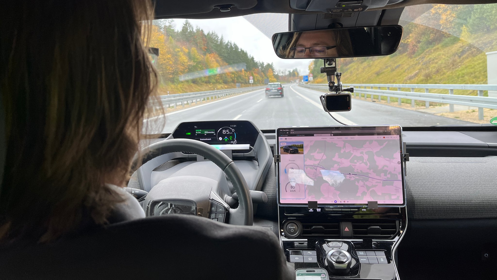 Entwickler Andreas Wendt hat neben seinem Lenkrad ein Tablet, das den Ladevorgang auf der Induktiven Strecke - auf der A6 bei Amberg - anzeigt. | Bild: Bayerischer Rundfunk/ Margit Ringer Entwickler Andreas Wendt hat neben seinem Lenkrad ein Tablet, das den Ladevorgang auf der Induktiven Strecke - auf der A6 bei Amberg - anzeigt.
