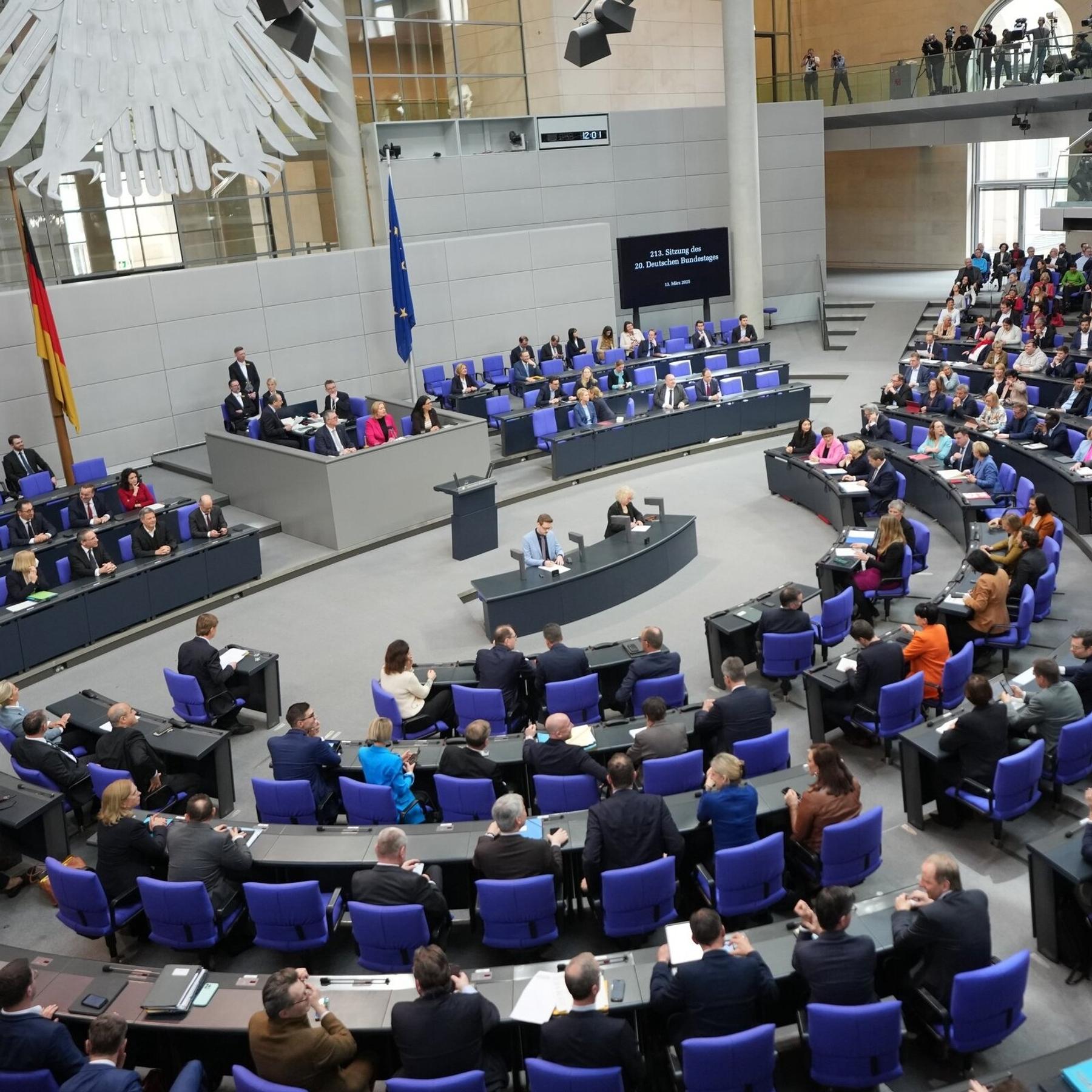 Schuldenstreit: Bundestag berät über Grundgesetzänderung für Finanzpaket.