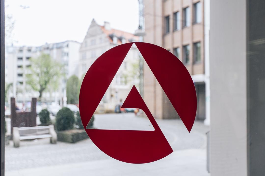 Logo der Arbeitsagentur auf einer Glasscheibe