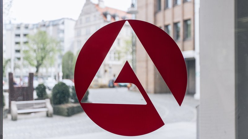 Logo der Arbeitsagentur auf einer Glasscheibe | Bild: BR/Lisa Hinder Logo der Arbeitsagentur auf einer Glasscheibe
