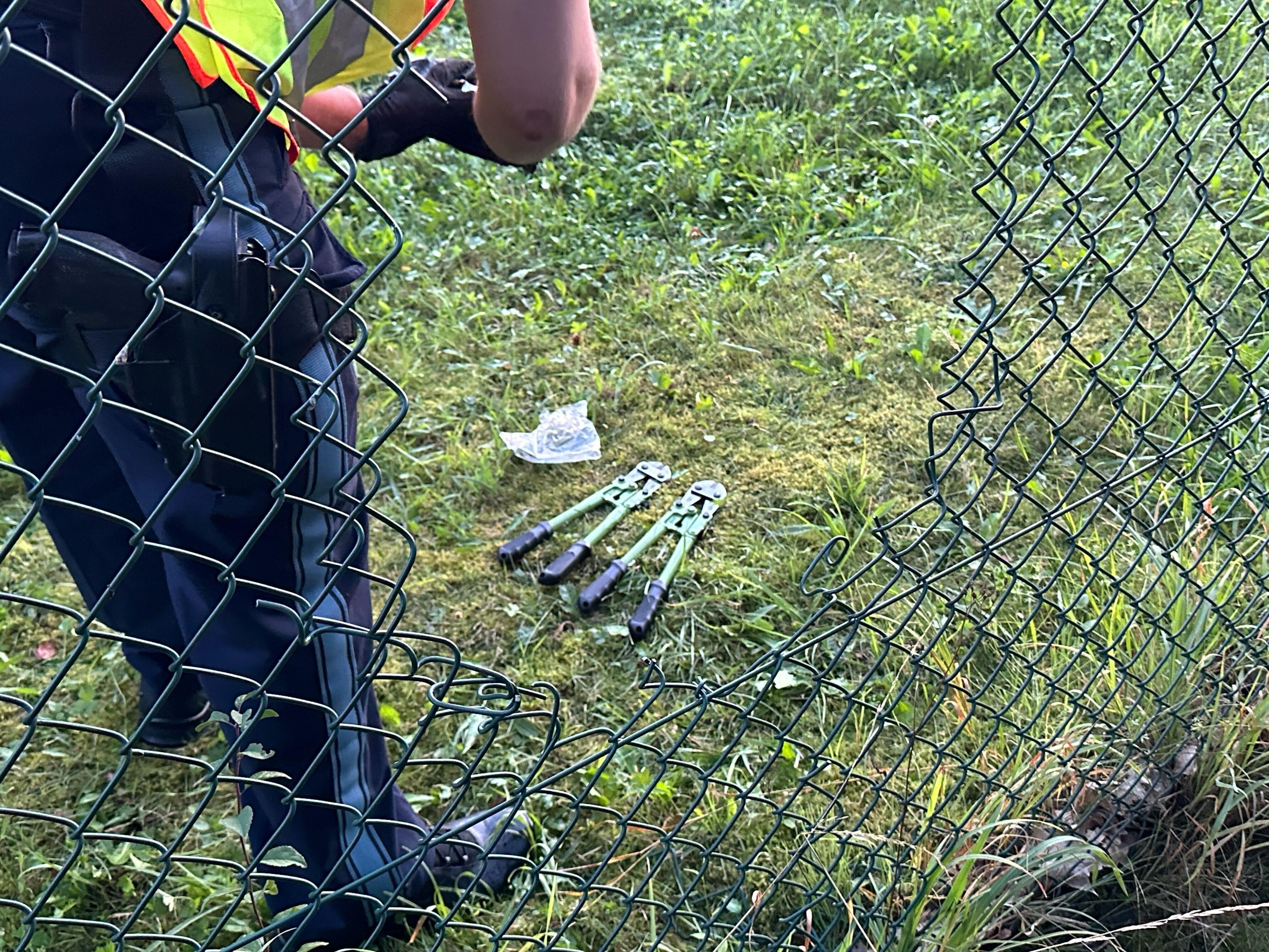 Mit Bolzenschneidern verschafften sich die Aktivisten Zugang zum Flughafengelände