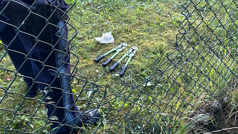 Mit Bolzenschneidern verschafften sich die Aktivisten Zugang zum Flughafengelände | Bild: picture alliance/dpa | Daniel Vogl Mit Bolzenschneidern verschafften sich die Aktivisten Zugang zum Flughafengelände