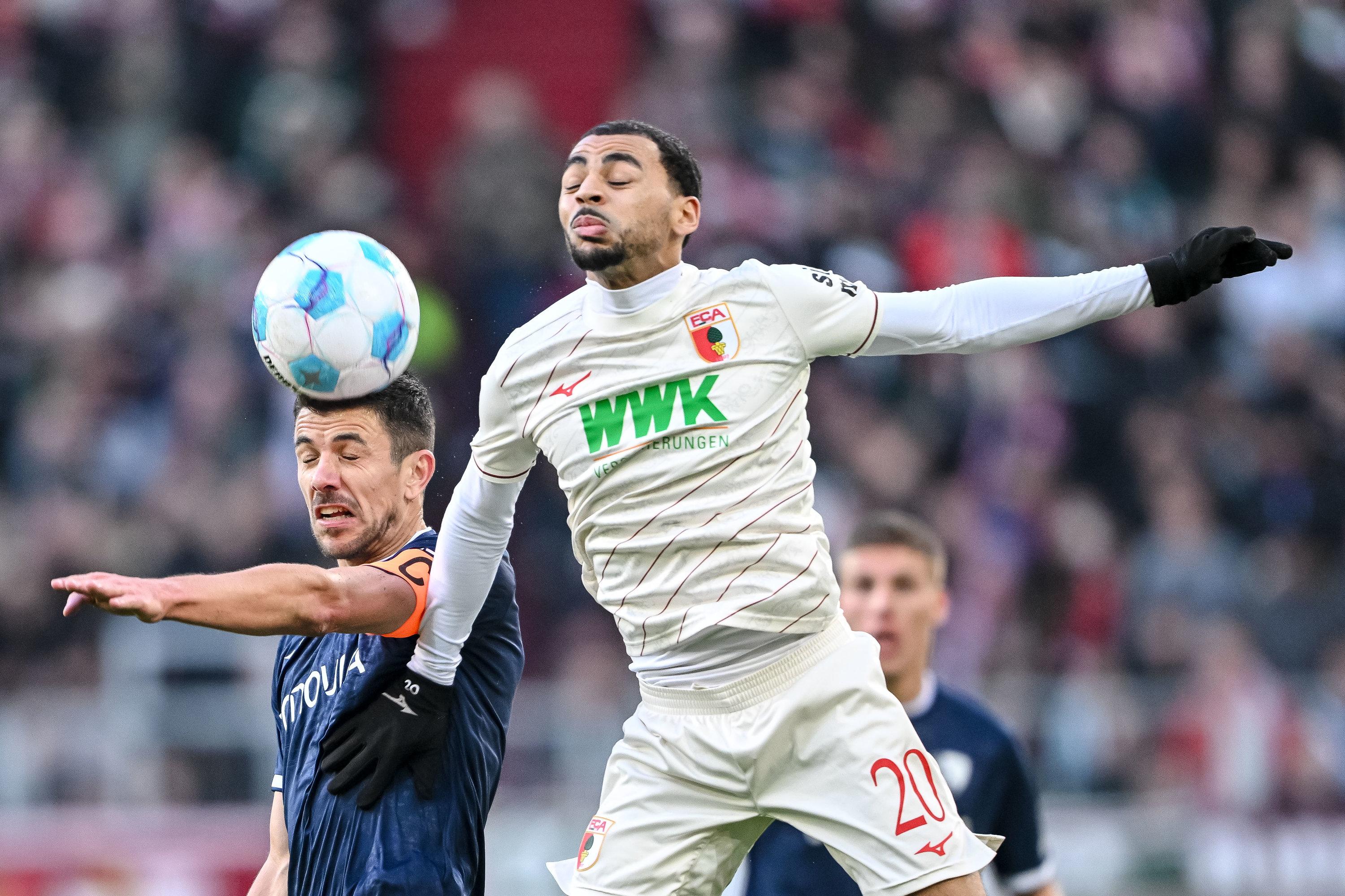 30.11.2024, Bayern, Augsburg: Fußball: Bundesliga, FC Augsburg - VfL Bochum, 12. Spieltag, WWK-Arena. Bochums Anthony Losilla (l) in Aktion gegen Augsburgs Alexis Claude-Maurice (r). 