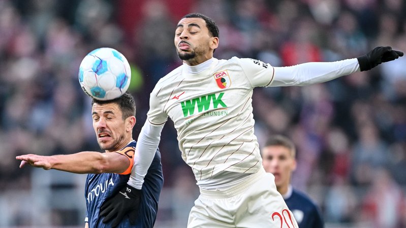 30.11.2024, Bayern, Augsburg: Fußball: Bundesliga, FC Augsburg - VfL Bochum, 12. Spieltag, WWK-Arena. Bochums Anthony Losilla (l) in Aktion gegen Augsburgs Alexis Claude-Maurice (r). | Bild: dpa-Bildfunk/Harry Langer 30.11.2024, Bayern, Augsburg: Fußball: Bundesliga, FC Augsburg - VfL Bochum, 12. Spieltag, WWK-Arena. Bochums Anthony Losilla (l) in Aktion gegen Augsburgs Alexis Claude-Maurice (r).