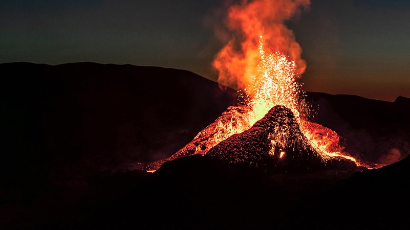 Vulkanausbruch in Island - Fagradalsfjall in der Nacht kurz vor Sonnenaufgang, 40 km von Reykjavik entfernt. Gibt es auch in Bayern verborgene Vulkane?