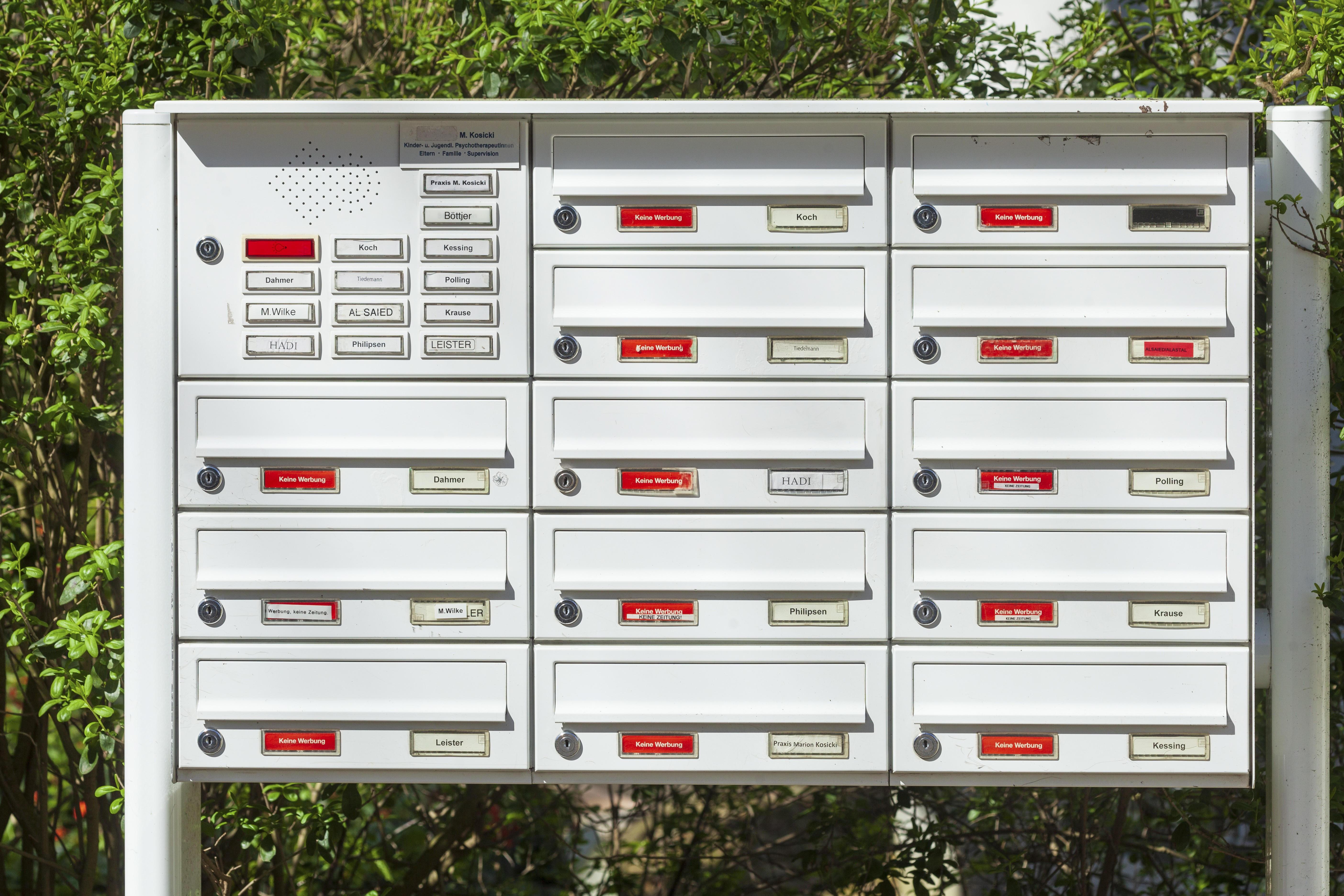 Briefkästen einer deutschen Wohnanlage - Was tun mit unbestellten Paketen? (Archiv- und Symbolbild)