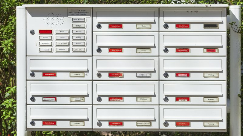 Briefkästen einer deutschen Wohnanlage - Was tun mit unbestellten Paketen? (Archiv- und Symbolbild) | Bild: picture alliance / imageBROKER/Torsten Krüger|imageBROKER/Torsten Krüger Briefkästen einer deutschen Wohnanlage - Was tun mit unbestellten Paketen? (Archiv- und Symbolbild)