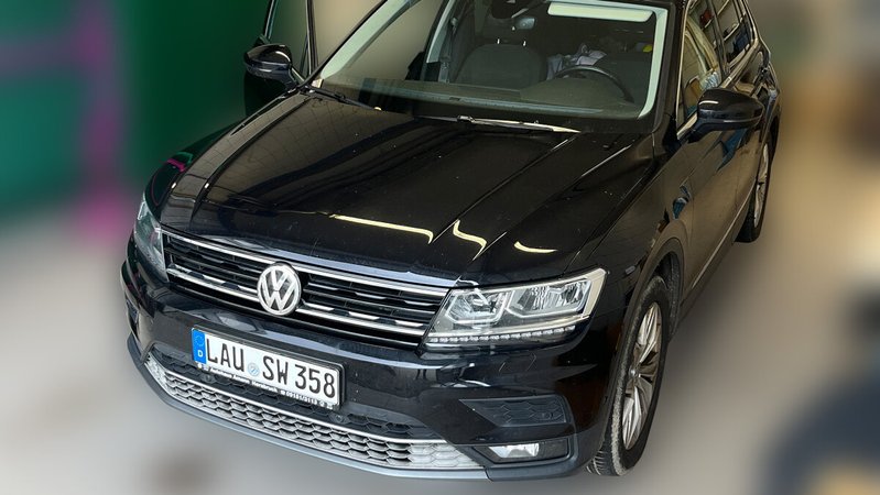 Ein schwarzer VW gehört dem Mann der Vermissten. Die Polizei hofft, über das Auto Hinweise auf den Verbleib der Frau zu erhalten. | Bild: Polizeipräsidium Mittelfranken Ein schwarzer VW gehört dem Mann der Vermissten. Die Polizei hofft, über das Auto Hinweise auf den Verbleib der Frau zu erhalten.