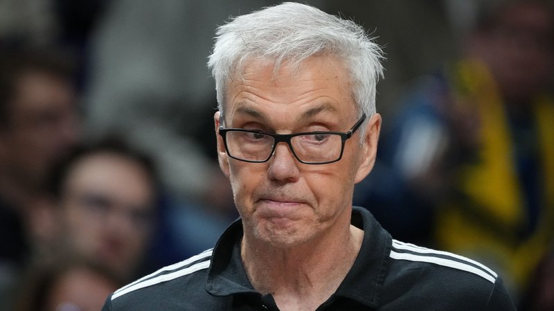 ARCHIV - 26.10.2025, Berlin: Basketball: Bundesliga, Alba Berlin - FC Bayern München, Hauptrunde, 5. Spieltag, Uber Arena, der bisherige Bayern-Cheftrainer Gordon Herbert. (zu dpa: «Bayern-Basketballer trennen sich von Erfolgscoach Herbert») Foto: Soeren Stache/dpa +++ dpa-Bildfunk +++ | Bild: dpa-Bildfunk/Soeren Stache ARCHIV - 26.10.2025, Berlin: Basketball: Bundesliga, Alba Berlin - FC Bayern München, Hauptrunde, 5. Spieltag, Uber Arena, der bisherige Bayern-Cheftrainer Gordon Herbert. (zu dpa: «Bayern-Basketballer trennen sich von Erfolgscoach Herbert») Foto: Soeren Stache/dpa +++ dpa-Bildfunk +++